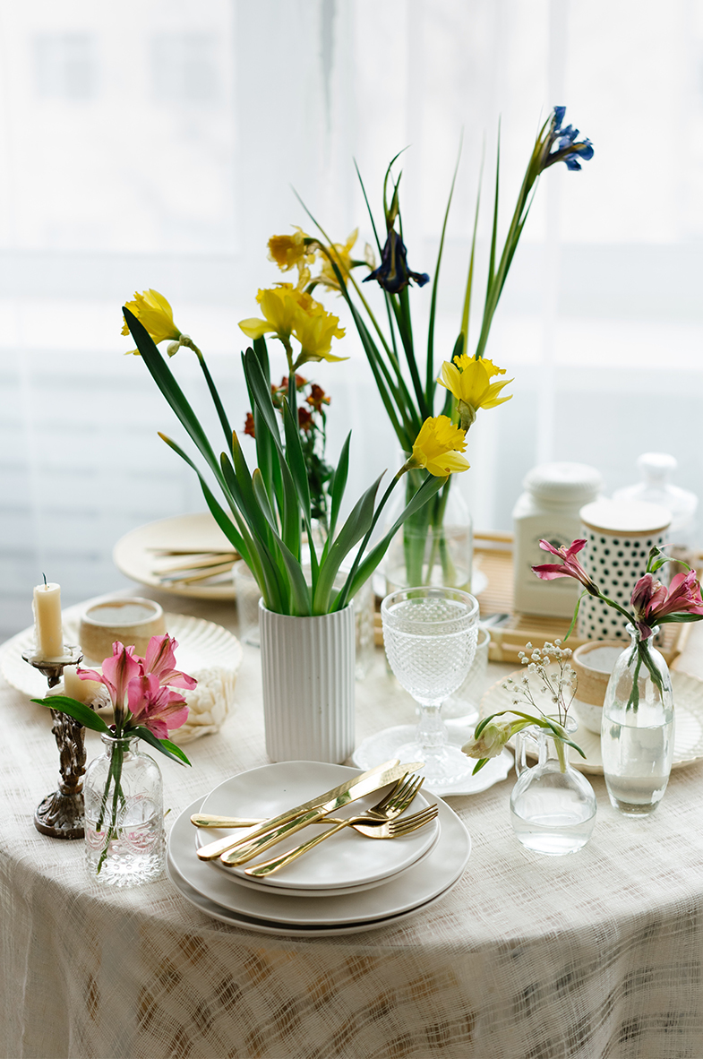 Spring Tablesscape with flowers