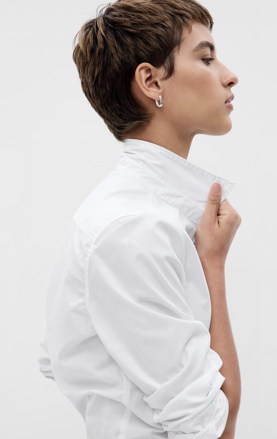 Woman wearing a white dress shirt